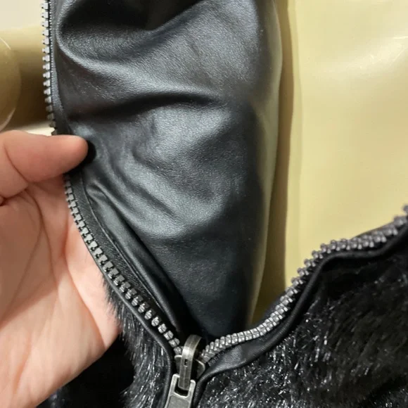 Women Medium NWT Faux Fur & Suede Black Vest- Reversible with pockets on both si - Picture 4 of 7